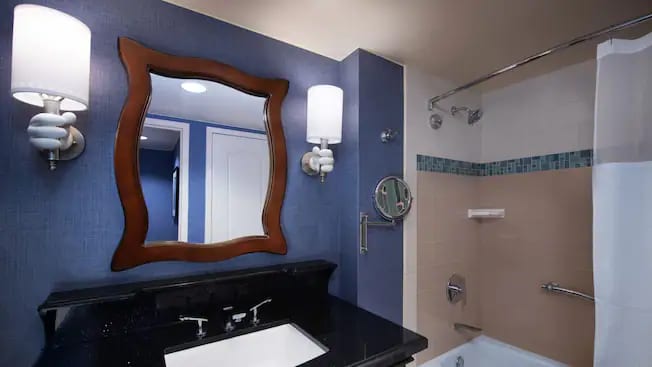 Disneyland Hotel - Standard View Room Bathroom
